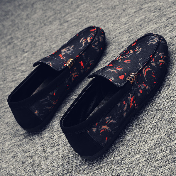 Modern textil mokaszinok fém elemmel