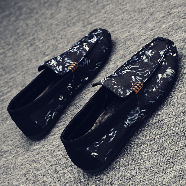 Modern textil mokaszinok fém elemmel