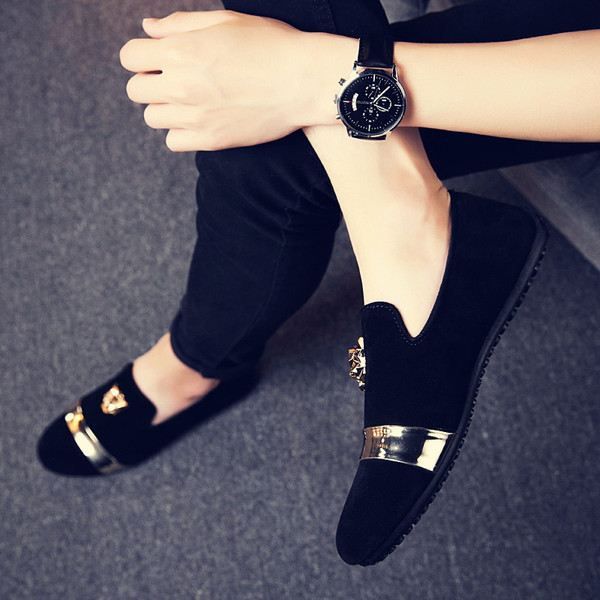 Öko velúrból készült férfi mokaszinok fém elemekkel