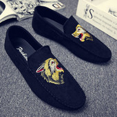 Öko velúrból készült férfi mokaszinok, hímzéssel