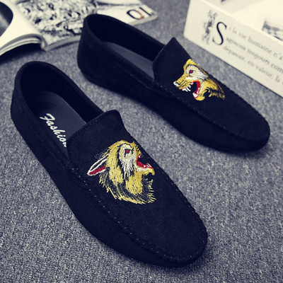 Öko velúrból készült férfi mokaszinok, hímzéssel