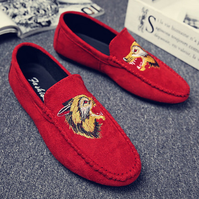 Öko velúrból készült férfi mokaszinok, hímzéssel