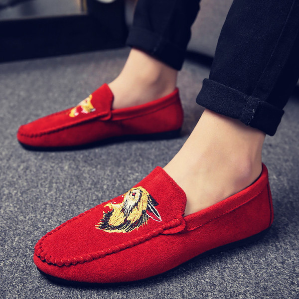 Öko velúrból készült férfi mokaszinok, hímzéssel