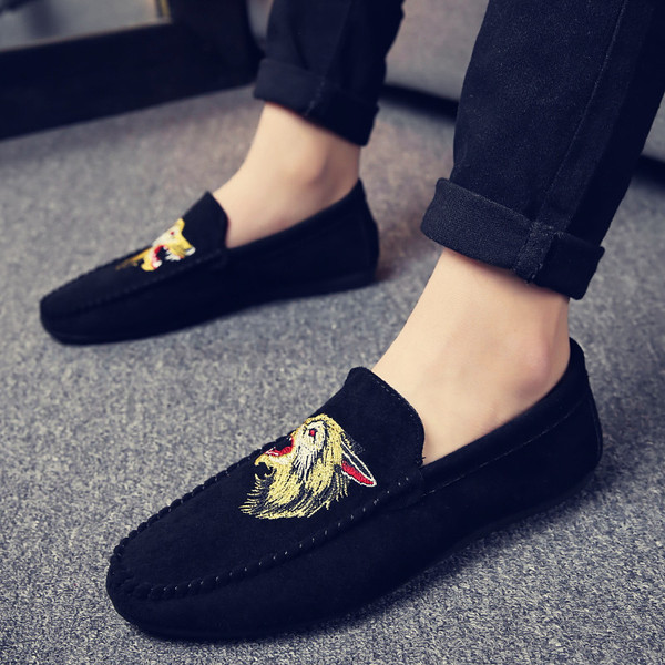 Öko velúrból készült férfi mokaszinok, hímzéssel