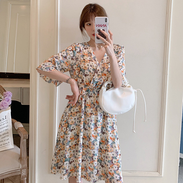 Rochie de actualitate pentru gravide cu decolteu in V si model floral