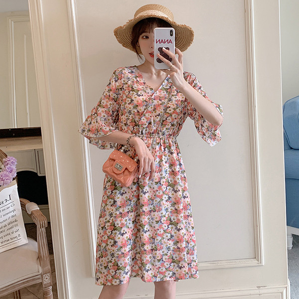 Rochie de actualitate pentru gravide cu decolteu in V si model floral