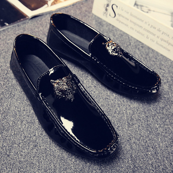 Lakkozott mokaszinok fém elemmel