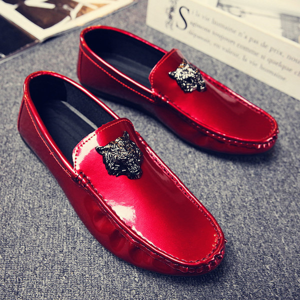 Lakkozott mokaszinok fém elemmel