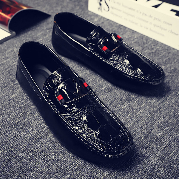 Lakkozott mokaszinok fém elemmel