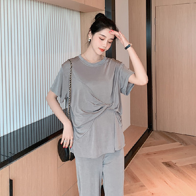 Kasdieninis rinkinys nėščiosioms, įskaitant marškinėlius ir plačias kelnes