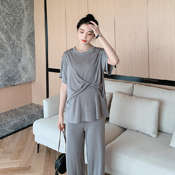 Kasdieninis rinkinys nėščiosioms, įskaitant marškinėlius ir plačias kelnes