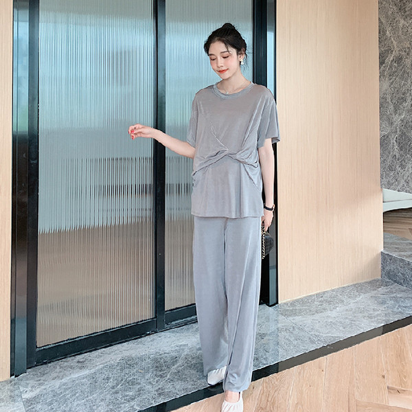 Kasdieninis rinkinys nėščiosioms, įskaitant marškinėlius ir plačias kelnes