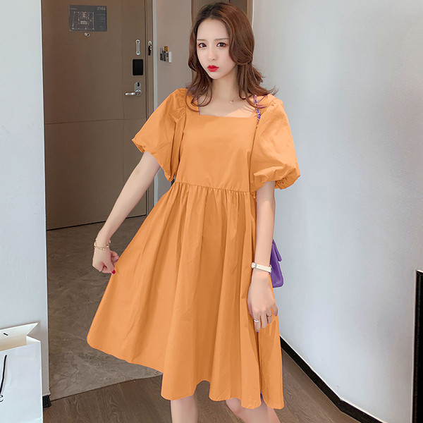 Szögletes nyakkivágású, széles ujjú ruha terhes nőknek