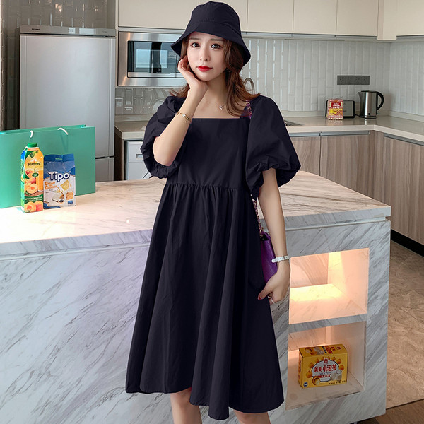 Szögletes nyakkivágású, széles ujjú ruha terhes nőknek