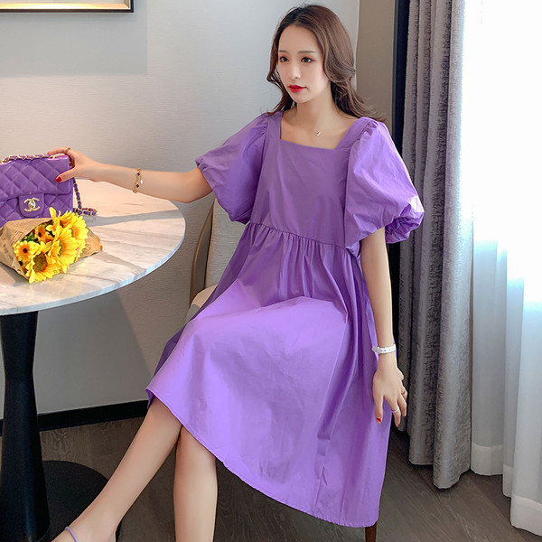 Szögletes nyakkivágású, széles ujjú ruha terhes nőknek