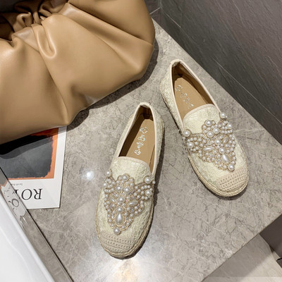 Modern női mokaszinok gyöngyökkel, lapos talppal