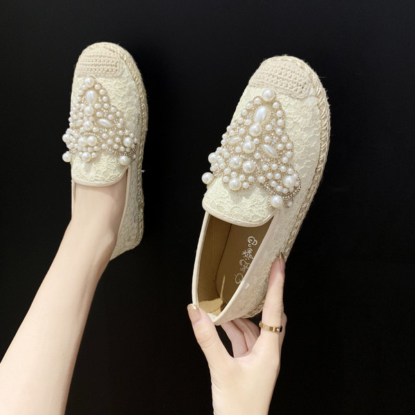 Modern női mokaszinok gyöngyökkel, lapos talppal