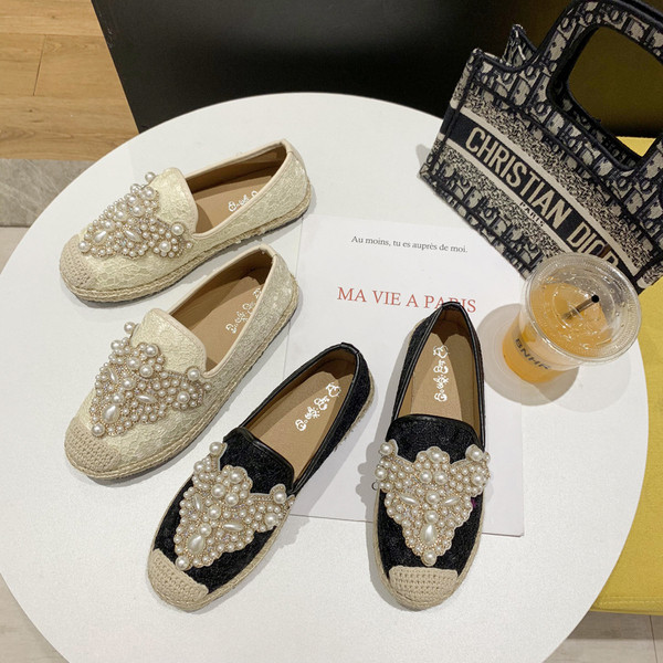 Modern női mokaszinok gyöngyökkel, lapos talppal