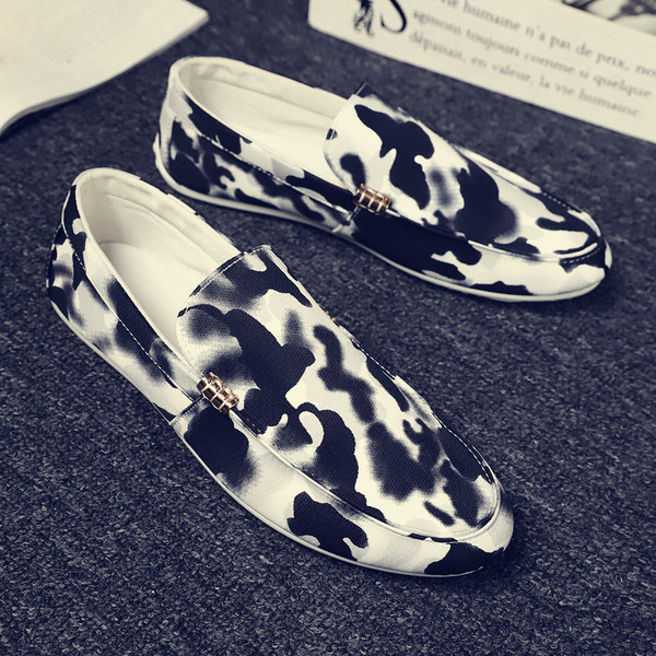 Férfi mokaszinok nyomtatással és fém elemmel