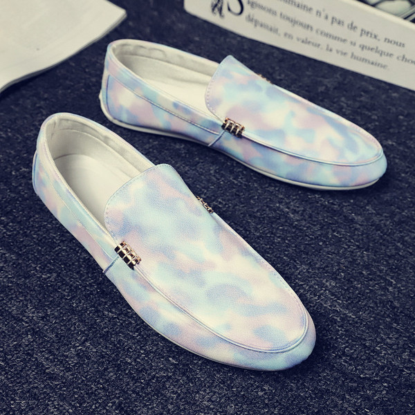 Férfi mokaszinok nyomtatással és fém elemmel