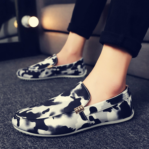 Férfi mokaszinok nyomtatással és fém elemmel
