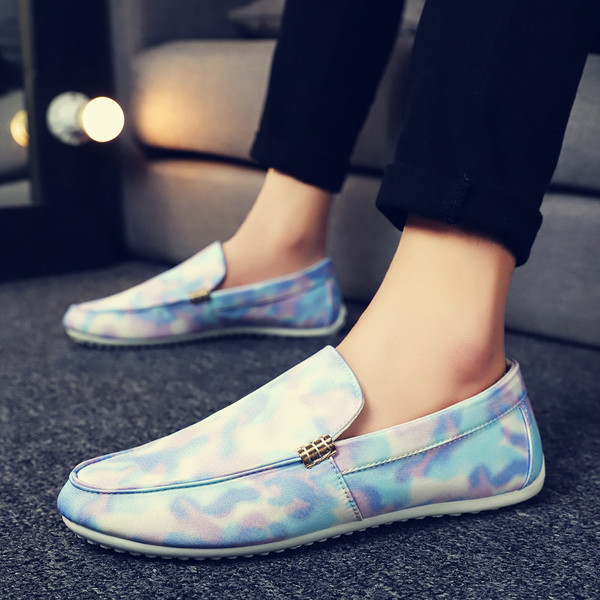 Férfi mokaszinok nyomtatással és fém elemmel