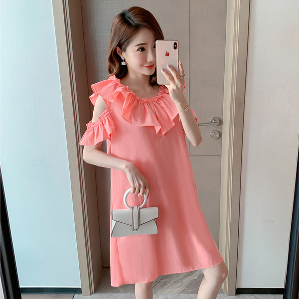 Moodne kleit rasedatele paljaste õlgade ja lokkidega