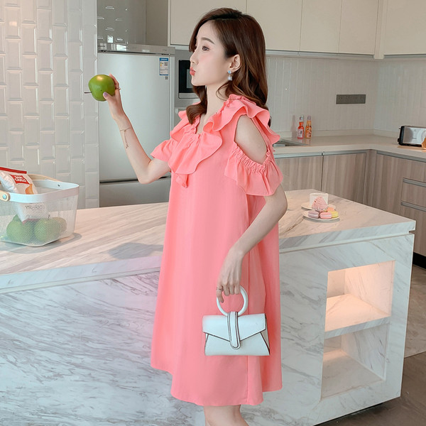 Moodne kleit rasedatele paljaste õlgade ja lokkidega