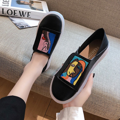 Eko bőrből készült alkalmi női mokaszinok hímzéssel