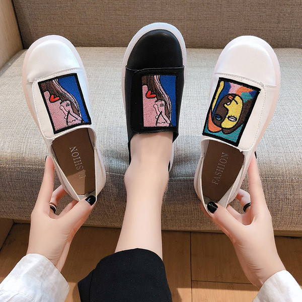 Eko bőrből készült alkalmi női mokaszinok hímzéssel