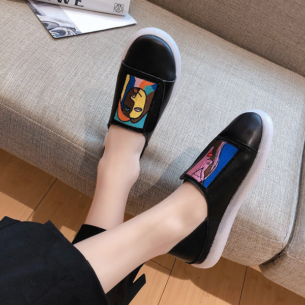 Eko bőrből készült alkalmi női mokaszinok hímzéssel