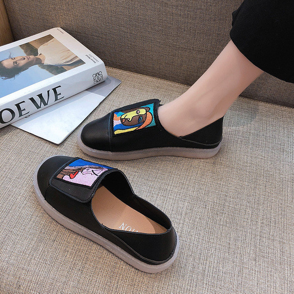 Eko bőrből készült alkalmi női mokaszinok hímzéssel