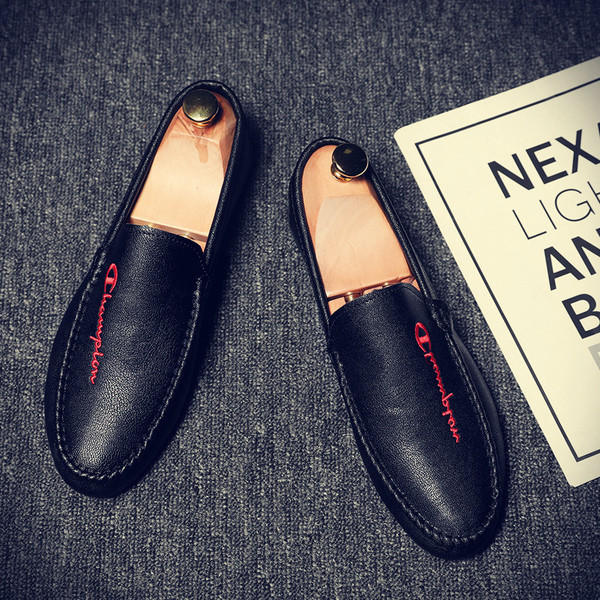 Bőr mokaszinok hímzett felirattal