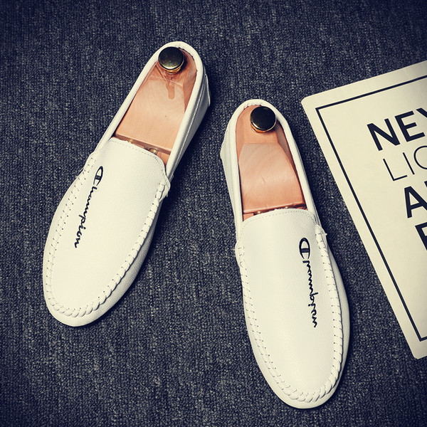 Bőr mokaszinok hímzett felirattal