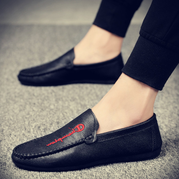 Bőr mokaszinok hímzett felirattal