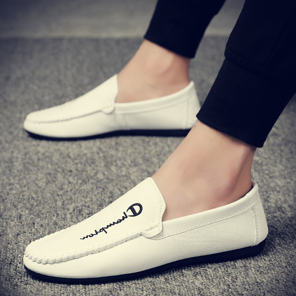 Bőr mokaszinok hímzett felirattal