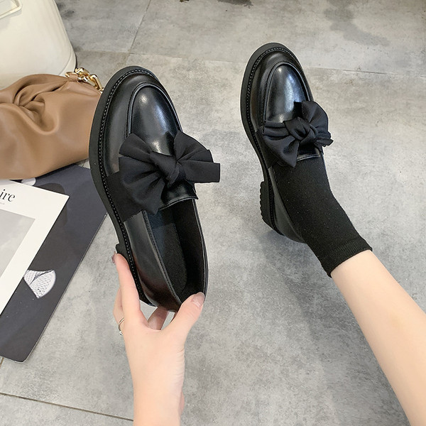 Modern női mokaszinok eko bőrből, szalaggal