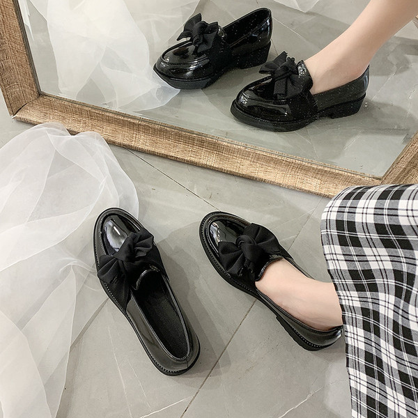 Modern női mokaszinok eko bőrből, szalaggal