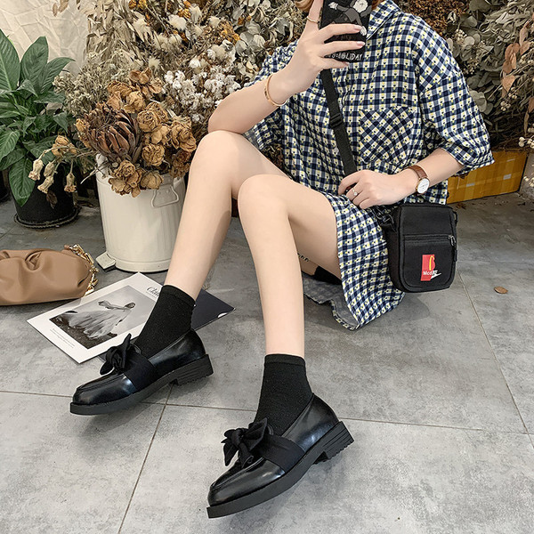 Modern női mokaszinok eko bőrből, szalaggal