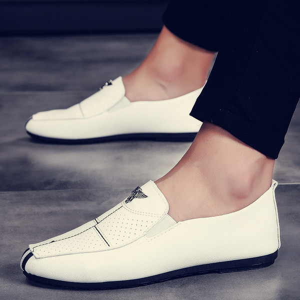 Κομψά έκοδερμάτινα μοκασίνια με μεταλλικό στοιχείο