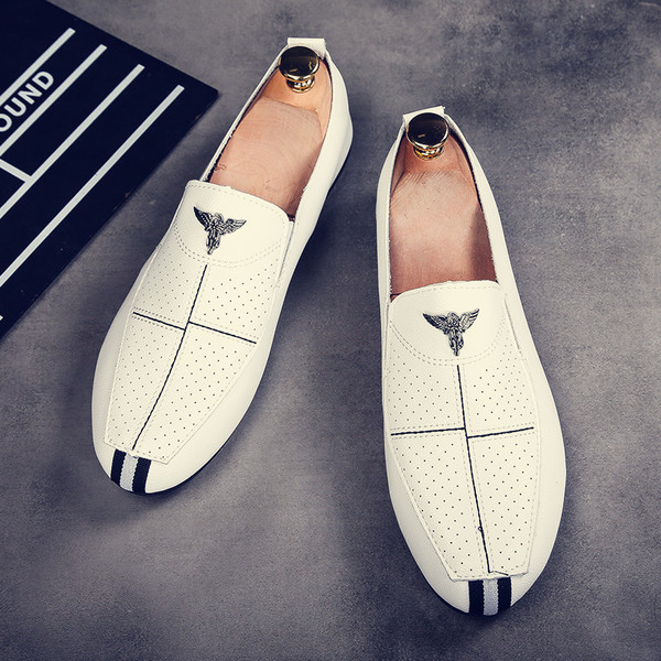 Κομψά έκοδερμάτινα μοκασίνια με μεταλλικό στοιχείο