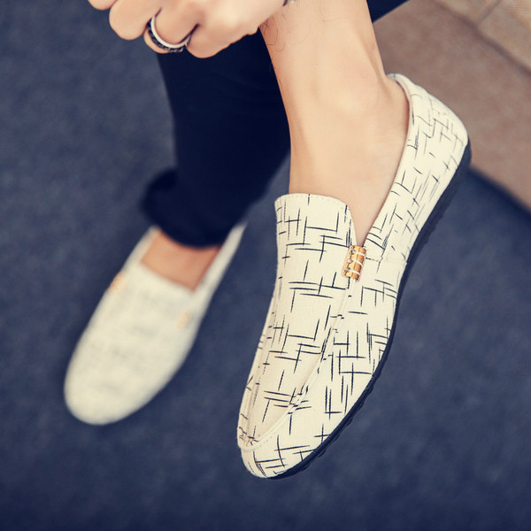 Υφάσματα μοκασίνια με τύπωμα και μεταλλικό στοιχείο