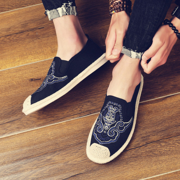 Férfi textil mokaszinok hímzéssel és hálóval