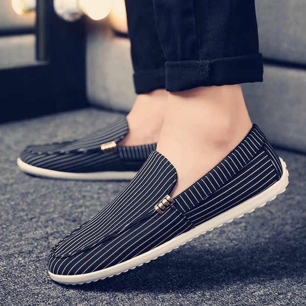 Fém elemes csíkos férfi mokaszin