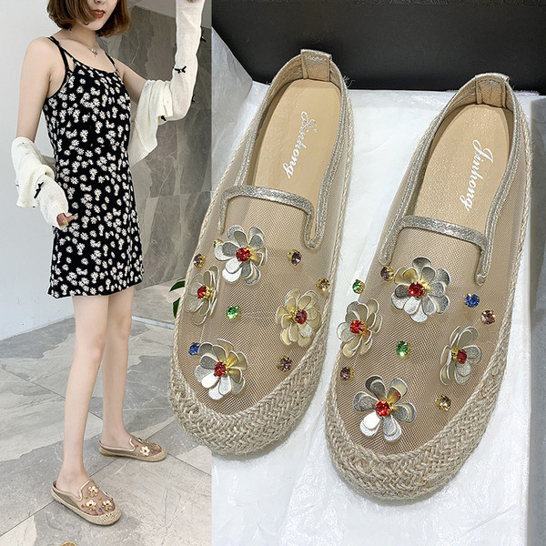 Γυναικεία μοκασίνια με τρισδιάστατα floral στοιχεία