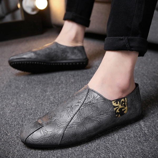 Moodsad nahast mokassiinid