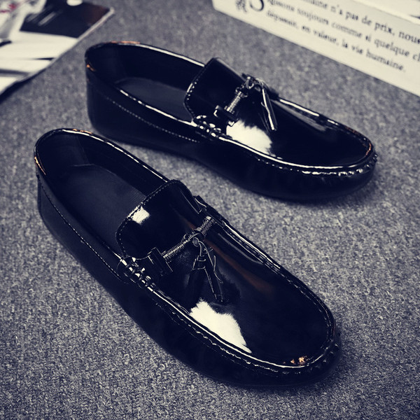 Elegantne lakirane mokasine s metalnim elementom