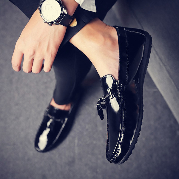 Elegantne lakirane mokasine s metalnim elementom