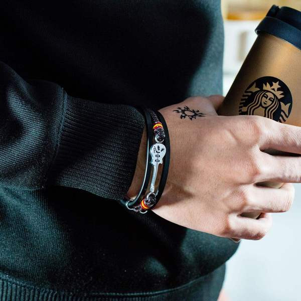 Férfi lezser vékony karkötő fém elemmel