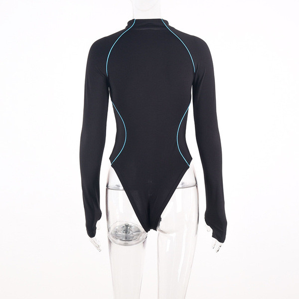 Női test mély nyakkivágással és hosszú ujjakkal